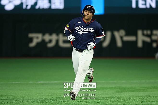 ▲ 한국 5번타자 문보경이 호주전에서 선제 2점홈런을 치고 베이스를 돌고 있다.