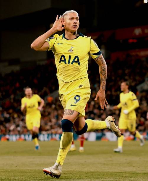 토트넘 공격수 히샬리송이 16일(한국시간) 영국 리버풀의 안필드에서 열린 리버풀과의 '2025~2026시즌 잉글리시 프리미어리그(EPL)' 30라운드에서 동점골을 넣고 골 세리머니를 펼치고 있다. /사진=토트넘 공식 SNS 갈무리