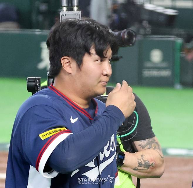 대한민국 야구대표팀이 9일 도쿄돔에서 열린 2026 WBC 도쿄POOL 대한민국과 호주 경기에서 7-2로 승리하며 마이애미행을 확정지었다. 아슬아슬하게 5점차 2실점을 유지한 쫄깃한 승부였다. 승리의 일등공신 문보경이 눈물을 훔치고 있다.2 026.03.08. /사진=강영조 선임기자