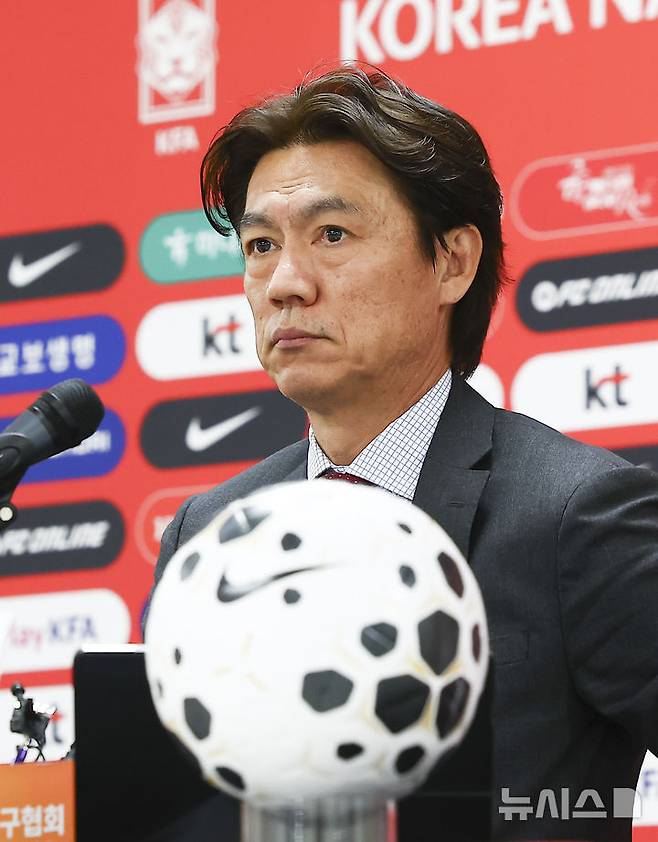 16일 오후 2시 충남 천안 코리아풋볼파크에서 기자회견을 열고 3월 유럽 원정 평가전(코트디부아르·오스트리아)에 나설 국가대표팀 명단 발표 기자회견에 참석한 홍명보 감독. /사진=뉴시스