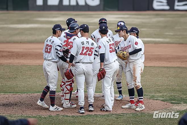 롯데 자이언츠가 16일 부산 사직야구장에서 펼쳐진 키움 히어로즈와 2026 신한 SOL KBO 리그 시범경기 홈 경기에서 장단 17안타를 몰아친 끝에 12-1 대승을 거뒀다. 승리 후 인사를 나누는 롯데 선수단. /사진=롯데 자이언츠 제공