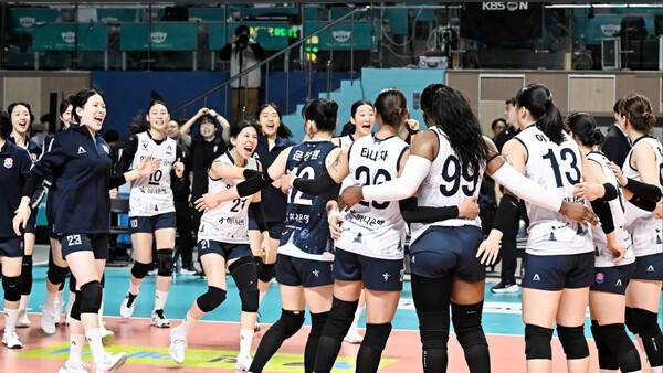 2026년 3월 13일 여자부 정규리그 1위 확정 한국배구연맹 SNS 카드뉴스에 사용된 사진으로 이 사진은 지난 2025년 12월 23일 GS칼텍스와 한국도로공사에서 5세트까지 접전끝에 도로공사가 세트스코어 3-2로 승리하자 선수들이 환호하는 모습.(사진출처=한국배구연맹)
