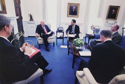 딕 체니 미국 부통령과 비공개 면담을 하는 김진우 박사. 중앙의 2명 중 왼쪽이 체니 부통령, 오른쪽이 김진우 박사
[본인 제공)