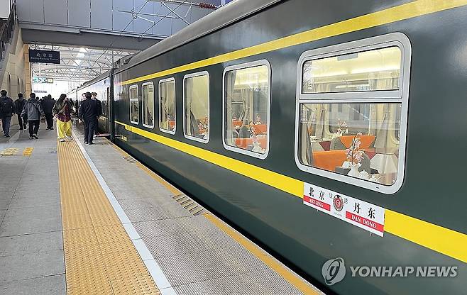 북중 여객열차, 6년만에 운영 재개 (베이징=연합뉴스) 김현정 특파원 = 12일 오후 중국 베이징역에서 평양으로 향하는 열차가 출발하고 있다. 북한과 중국은 이날 6년만에 양방향 여객열차 운영을 재개했다. 2026.3.12 hjkim07@yna.co.kr