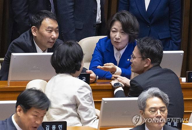 중수청ㆍ공소청법 처리 방향 숙의? (서울=연합뉴스) 황광모 기자 = 국회 법제사법위원회 위원장인 추미애 위원장(윗줄 오른쪽부터 시계방향으로), 박주민, 전현희, 김용민 의원이 12일 국회에서 열린 3월 임시국회 1차 본회의 도중 대화하고 있다. 2026.3.12 hkmpooh@yna.co.kr