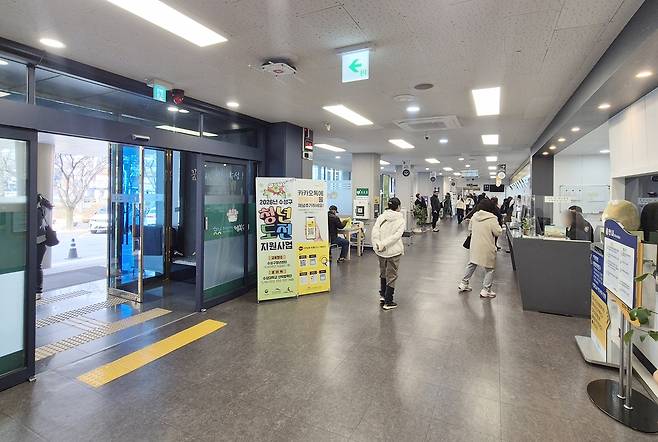 수성구청 1층 본관 현관 (대구=연합뉴스) 박세진 기자 = 16일 대구 수성구청 본관 현관. 현관을 들어서면 당직 근무자들이 근무하는 안내데스크를 확인할 수 있다. 2026.3.16 psjpsj@yna.co.kr