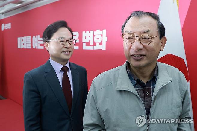 충북지사 후보 공천 심사 발표 마친 국민의힘 이정현 공관위원장 (서울=연합뉴스) 신현우 기자 = 국민의힘 이정현 공천관리위원장이 16일 서울 영등포구 여의도 중앙당사에서 충북도지사 후보 공천 심사 결과를 발표한 뒤 이동하고 있다. 이 위원장은 이날 김영환 충북도지사를 컷오프(공천배제)하는 동시에 추가 공천 접수를 진행한다고 밝혔다. 왼쪽은 윤용근 공관위원. 2026.3.16 nowwego@yna.co.kr