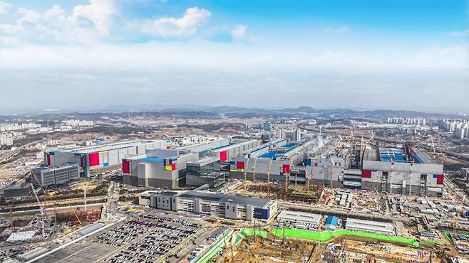 평택시가 국토교통부 주관 '2026년 드론 실증도시 구축사업' 공공서비스 분야에 최종 선정됐다. 사진은 삼성반도체 평택공장 공사 현장 전경. 사진=평택시청