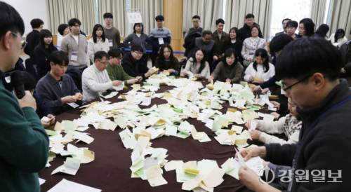 ◇강원특별자치도선거관리위원회가 지난달 춘천베어스호텔에서 도내 각 선관위 직원들을 대상으로 제9회 전국동시지방선거 대비 실무연수회를 개최하는 모습. 강원일보DB.