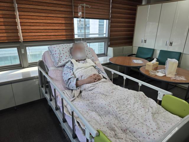 지난 5일 찾은 대구 한 요양병원. 중증 치매를 앓고 있는 최희준(84·) 씨가 힘없이 누워있다. 임재환 기자