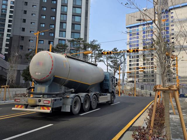지난 13일 오후 부산 남구 신연초등학교 통학로 모습. 신호등이 작동되지 않는 학교 앞을 공사 차량이 지나고 있다. 김재량 기자 ryang@