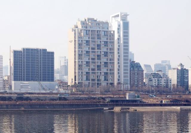 서울 강남구 청담동 '에테르노 청담'이 2년 연속으로 전국 공시가격 최고 아파트에 이름을 올렸다. 연합뉴스