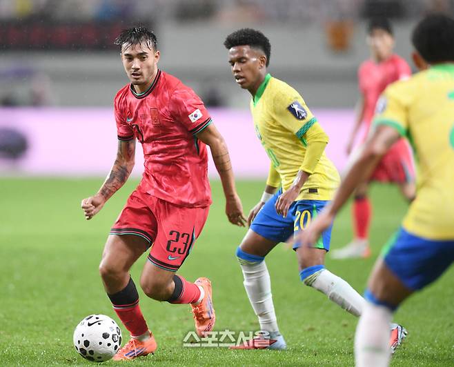 옌스가 10일 서울월드컵경기장에서 열린 남자 축구 국가대표 평가전 브라질과 경기에서 드리블을 하고 있다. 2025. 10. 10. 최승섭기자 thunder@sportsseoul.com