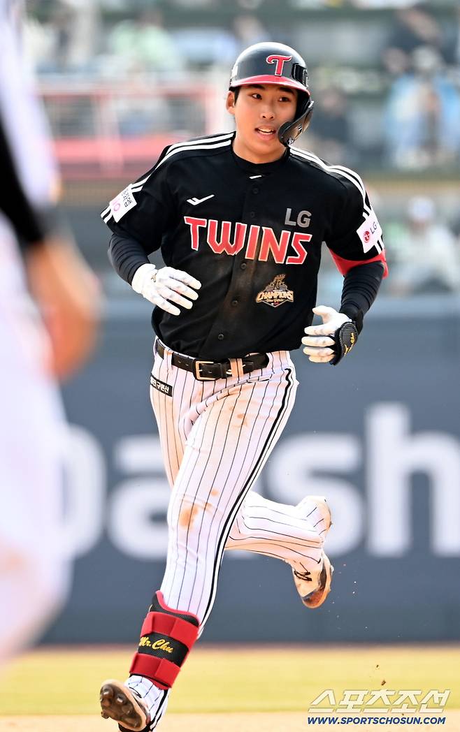 16일 수원KT위즈파크에서 열린 LG와 KT의 시범경기. 6회초 무사 2루 LG 추세현이 좌월 2점홈런을 치고 베이스를 돌고 있다. 수원=허상욱 기자wook@sportschosun.com/2026.03.16/