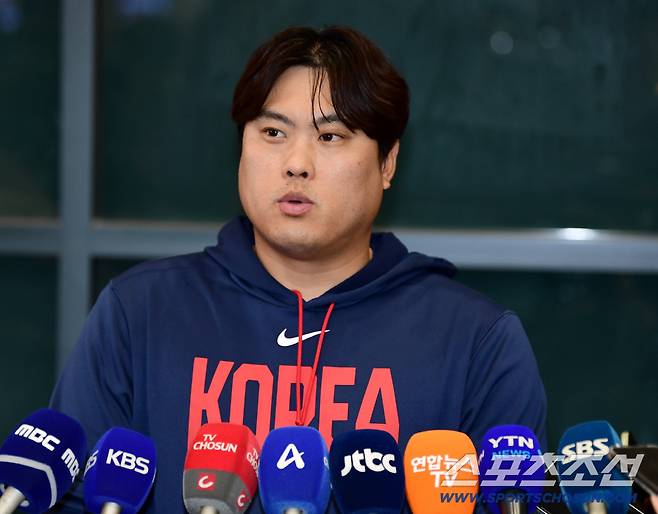 16일 오전 WBC야구대표팀이 인천공항 제1터미널을 통해 귀국했다. 입국장에서 인터뷰하는 류현진. 인천=송정헌 기자songs@sportschosun.com/2026.03.16/