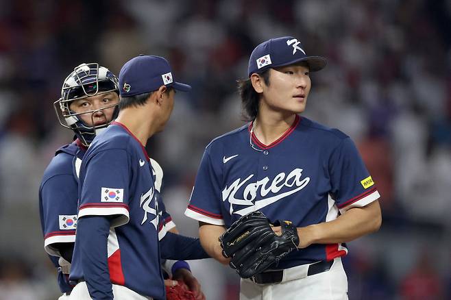 MIAMI, FLORIDA - MARCH 13: Been Gwak #47 (R) of Team Korea leaves the game in the third inning of the quarterfinal game of the 2026 World Baseball Classic at loanDepot park on March 13, 2026 in Miami, Florida. Al Bello/Getty Images/AFP (Photo by AL BELLO / GETTY IMAGES NORTH AMERICA / Getty Images via AFP)
<저작권자(c) 연합뉴스, 무단 전재-재배포, AI 학습 및 활용 금지>