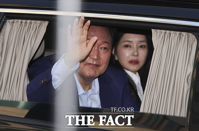 윤석열 전 대통령의 불법 여론조사 수수 혐의 재판과 김건희 여사의 매관매직 의혹 재판이 같은 날 열린다. 윤 전 대통령(왼쪽)과 김건희 여사가 지난해 4월 서울 용산구 대통령 관저에서 나와 지지자들을 향해 손 인사를 하고 있다. /서예원 기자