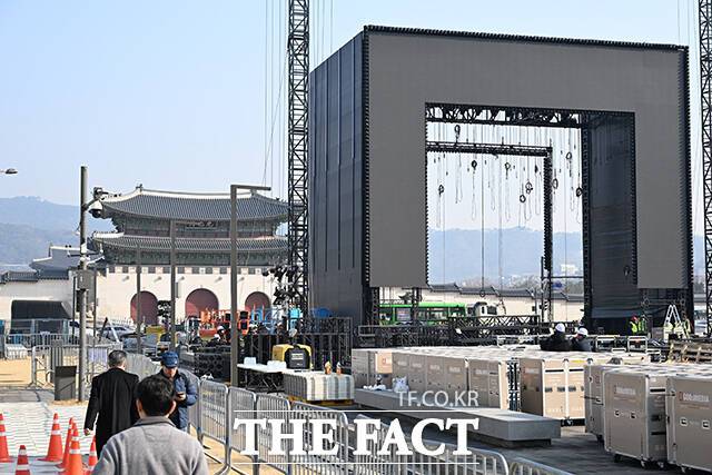 그룹 방탄소년단(BTS)의 광화문 콘서트를 나흘 앞둔 17일 오전 서울 종로구 광화문 앞으로 무대 설치가 진행되고 있다. /김성렬 기자