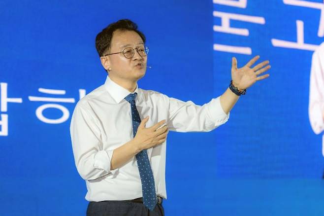 민경선 더불어민주당 고양시장 예비후보가 17일 고양시 주거환경 개선과 시민 재산권 회복을 위한 주거혁신 공약을 발표하고 있다.