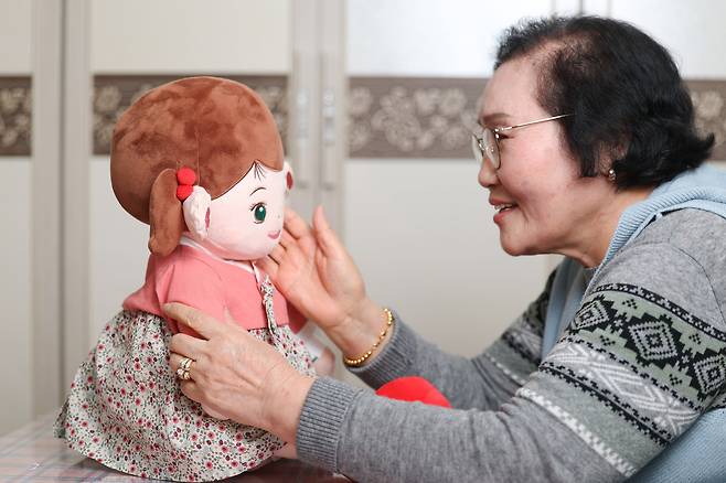 16일 서울 성북구의 한 주택에서 어르신이 인공지능(AI) 돌봄 로봇 인형(효돌이)를 사용하고 있다. 효돌이는 AI 기술을 탑재하고 있어 사람들과 실시간 대화가 가능하다. 고령층의 돌봄 공백이 갈수록 커지자 ‘에이지테크’가 접목된 AI 로봇이 노인들의 가족 겸 비서로 자리잡고 있다./장경식 기자