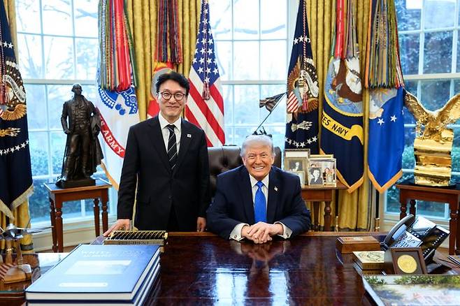 김민석 국무총리가 13일(현지시간) 워싱턴DC 백악관에서 도널드 트럼프 대통령을 만나 함께 사진을 찍고 있다. ⓒ국무총리실 제공