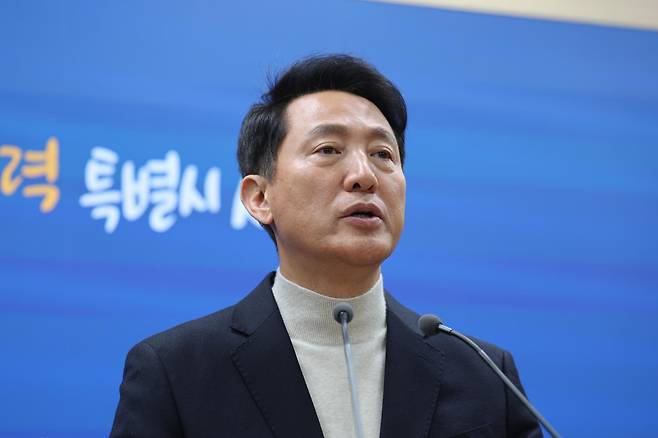 오세훈 서울시장이 6·3지방선거 국민의힘 서울시장 후보자 추가 공천 접수 마감일인 17일 오후 서울시청 브리핑룸에서 공천 신청과 관련한 입장을 밝히고 있다. 뉴스1