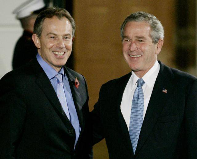 2004년 11월 11일 당시 조지 부시 미국 대통령이 백악관에서 토니 블레어 영국 총리를 맞이하고 있다. 로이터 연합뉴스
