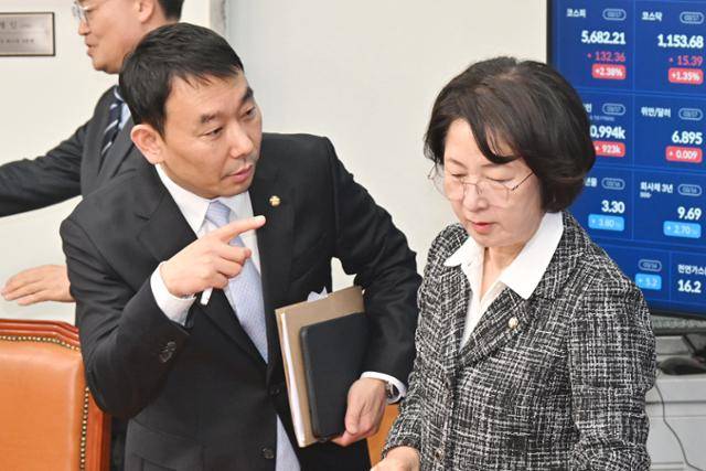 추미애(오른쪽) 법사위원장과 김용민 간사가 17일 국회에서 열린 '검찰개혁 관련 당대표 긴급 기자회견'을 마친 뒤 대화를 하고 있다. 민경석 기자