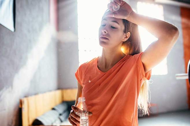 가정의학과 전문의가 운동 후 염증 반응에 의한 피로감을 예방할 수 있는 방법으로 ‘비타민C 섭취’와 ‘전해질 보충’을 꼽았다. /사진=클립아트코리아