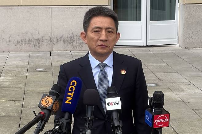 16일 리청강 중국 수석 무역협상대표가 프랑스 파리 경제협력개발기구(OECE) 본부에서 기자회견을 하고 있다. AP=연합뉴스