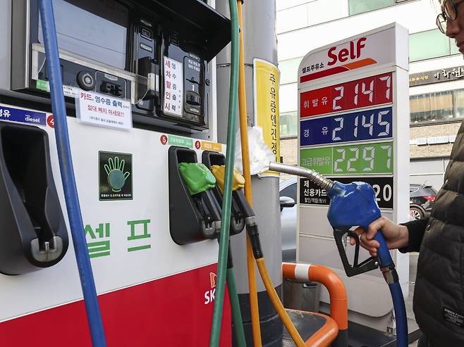 서울 시내 한 주유소에 휘발유·경유 가격이 표시되어 있다./2026.3.9 사진=한경 임형택 기자