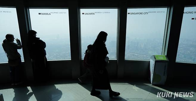 초미세먼지 농도가 ‘나쁨’ 상태를 보인 17일 서울 용산구 N서울타워 전망대에서 바라본 도심이 뿌옇다.