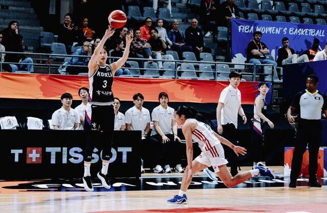 15일 필리핀과의 2026 국제농구연맹(FIBA) 여자 월드컵 최종예선 4차전에서 3점슛을 쏘는 강이슬. FIBA 제공