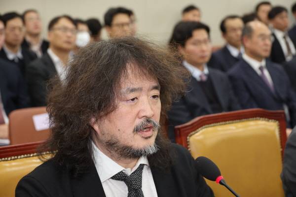 ▲ 2024년 12월 12·3 비상계엄에서의 국가기간방송 KBS 및 관계기관의 역할 등에 대한 현안질의 등을 위해 열린 과학기술정보방송통신위원회 전체회의에서 방송인 김어준 씨가 질의에 답변하고 있다. ⓒ연합뉴스