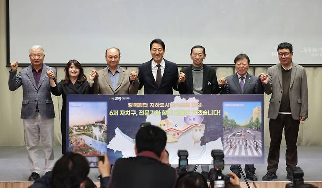 오세훈 서울시장이 16일 서울 중구 서울시청에서 열린 강북횡단 지하도시고속도로 건설 민-관-학 정책협의회 발족식에서 6개 자치구 참석자들과 기념촬영을 하고 있다. /사진=뉴시스