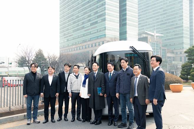 16일 오토노머스에이투지 본사 앞에서, 한지형 오토노머스에이투지 대표(왼쪽 네번째), 김재원 코리아스타트업 포럼 신임 의장(왼쪽 세번째), 김한규 국회 유니콘팜 공동대표(가운데) 등 유니콘팜 소속 의원들 및 관계자들과 기념 촬영을 하고 있는 모습/사진제공=코리아스타트업포럼