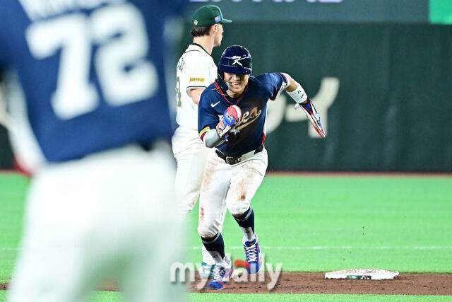 9일 일본 도쿄돔에서 열린 2026 월드 베이스볼 클래식(WBC) 조별리그 한국-호주 경기.박해민이 9회초 1사 1루 이정후의 땅볼을 호주 데일이 2루 송구 실책 때 3루로 뛰고 있다./마이데일리