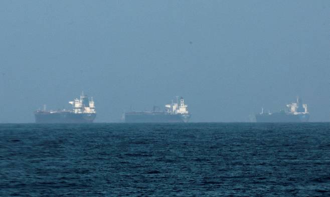 호르무즈 해협 봉쇄에 인근 바다에서 정박하며 대기 중인 유조선들. 로이터연합뉴스