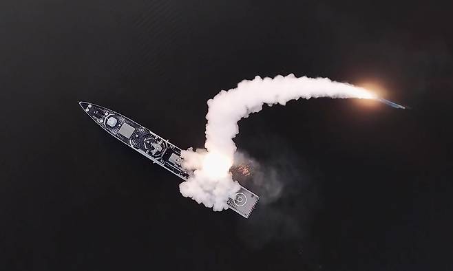 김정은 북한 국무위원장이 지난 10일 구축함 최현호의 전략순항미사일 시험발사를 화상 방식으로 참관했다고 조선중앙TV가 11일 보도했다. 이날 순항미사일 6발이 발사됐다. 조선중앙TV·연합뉴스