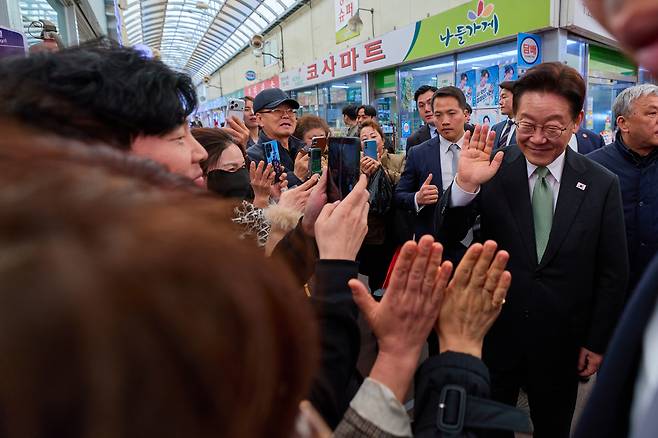 이재명 대통령이 13일 충북 청주시 서원구 사창시장을 찾아 상인 및 시민과 인사를 하고 있다. 사진제공=청와대