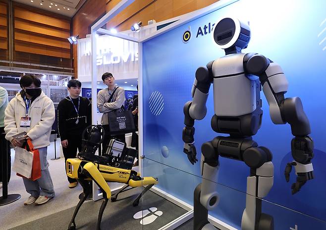 4일 서울 강남구 코엑스에서 열린 ‘2026 스마트공장·자동화산업전(AW 2026)’에서 관람객들이 아틀라스 양산형 모델을 관람하고 있다. 뉴스1
