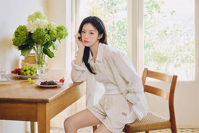 배우 고윤정 여름 의류 화보. 사진 마리떼 프랑소와 저버
