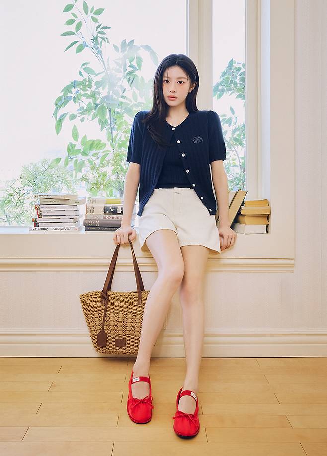 배우 고윤정 여름 의류 화보. 사진 마리떼 프랑소와 저버