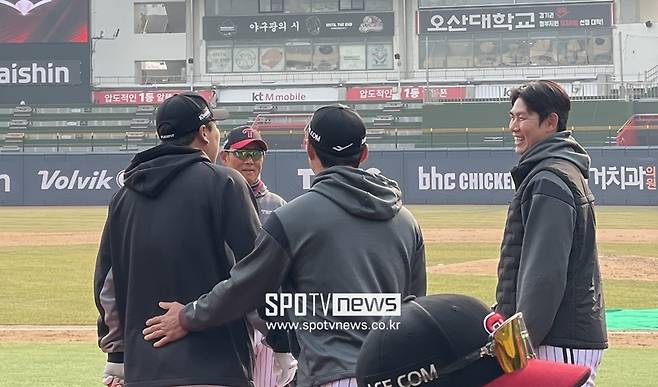 ▲ 김현수와 오지환, 홍창기, 김정준 수석코치. ⓒ 신원철 기자