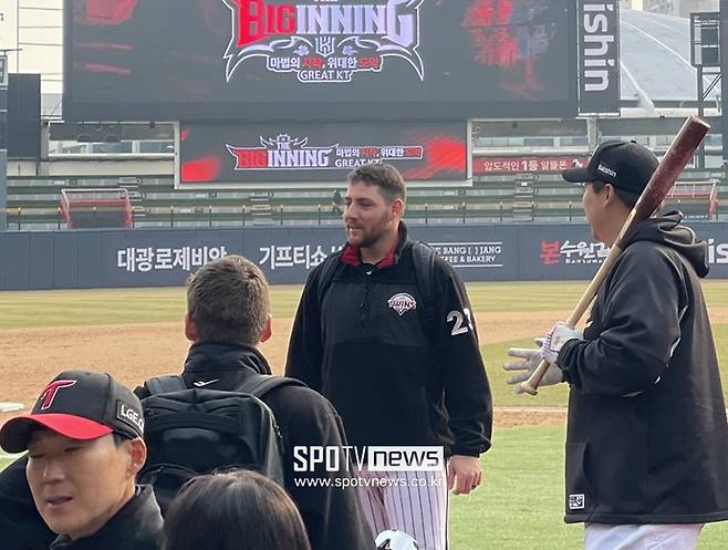 ▲ 김현수가 오스틴 딘, 앤더스 톨허스트와 대화를 나누고 있다. ⓒ 신원철 기자