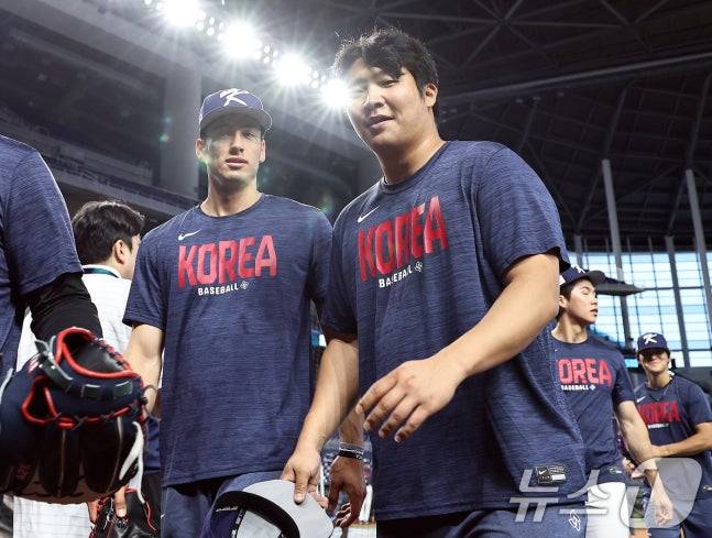 대한민국 야구 대표팀 문보경(오른쪽, 셰이 위트컴이 12일 오후(현지시간) 미국 플로리다주 마이애미 론디포파크에서 2026 월드베이스볼클래식(WBC) 도미니카공화국과의 8강전을 하루 앞두고 공식훈련을 하기 위해 이동하고 있다. /사진=뉴스1