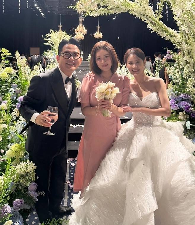 김준호-김지민 부부 결혼식에서 부케를 받은 한윤서. 사진|한윤서 SNS