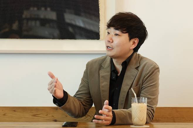 인터뷰하는 한지호 피아니스트 (서울=연합뉴스) 강민지 기자 = 피아니스트 한지호가 16일 서울 종로구 평창동의 한 카페에서 연합뉴스와 인터뷰를 하고 있다. 2026.3.16
mjkang@yna.co.kr