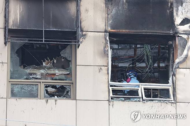 BTS공연 일주일 앞두고 캡슐호텔 화재로 외국인 10명 등 부상 (서울=연합뉴스) 서대연 기자 = 15일 서울 중구 소공동 한 캡슐호텔에서 전날 화재사고 관련 경찰·소방 합동감식이 이뤄지고 있다.
방탄소년단(BTS) 광화문 컴백 공연을 일주일 앞두고 벌어진 전날 화재로 부상당한 외국인 10명 중 3명이 중상을 입었으며, 이 가운데 일본 국적 50대 여성 1명이 아직까지 의식을 되찾지 못하고 있는 상황으로 전해졌다. 2026.3.15 dwise@yna.co.kr