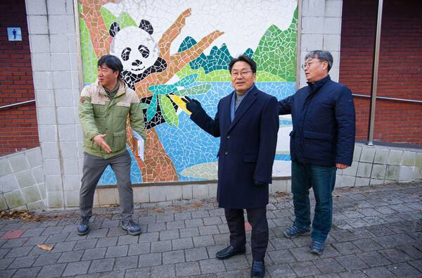 강기정 광주광역시장이 지난 1월10일 오전 북구 우치동물원을 찾아 '자이언트 판다 입식'과 관련, 후보 부지와 동물원 운영상황 등을 점검하고 있다. 광주광역시 제공
